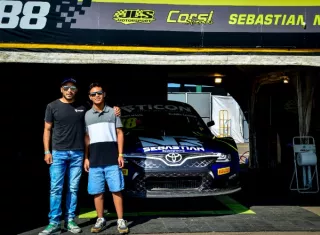 Sebastián NG (derecha) junto a su entrenador de pista Felipe Merjech (izquierda). Foto / Cortesía. 