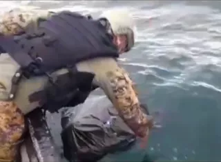 La droga estaba flotando en el mar.