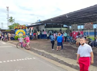La escuela amaneció con candados. 