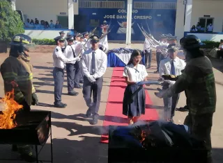 Un total de 60 banderas, en mal estado o deterioradas, provenientes de instituciones y empresas, fueron cremadas en un acto solemne.