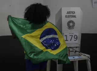 Ciudadanos depositan su voto en los colegios electorales, hoy en Río de Janeiro (Brasil). EFE