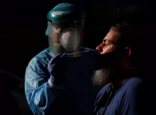 Un hombre se realiza una prueba para detectar la covid-19, en Ciudad de Panamá (Panamá). EFE