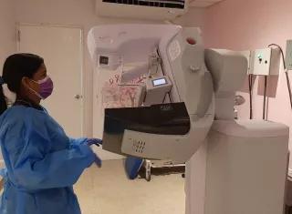 La mujeres mayores de 40 años deben solicitar su examen de mamografía.