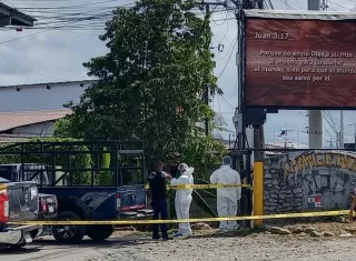 Autoridades se preparan para realizar el levantamiento de cadáver.