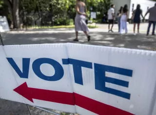 Detalle de un letrero que guía hacia un centro de votación anticipada para las las elecciones legislativas intermedias de 2022 en Estados Unidos, en Miami (Florida, EE.UU.). EFE/
