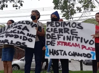 El ruido del local comercial no los deja dormir. Foto: Landro Ortiz