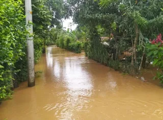 La fuerte creciente de agua rebasó el puente sobre el río La Villa.