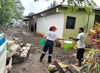 En el sitio, el agua les llegó más arriba de la cintura a los adultos.