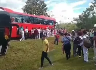 El autobús terminó en medio de la cuneta que está en la orilla de la vía.