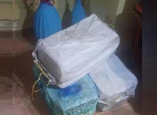 En esta acción también se decomisó dos armas de fuego, dos equipos de radio de comunicación, celulares y binoculares.