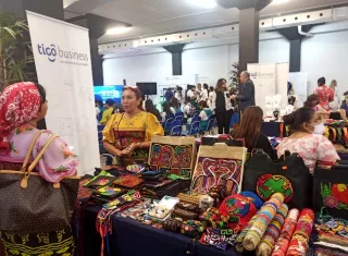 Emprendedores exhiben sus negocios en la SGE. Foto / Ana Quinchoa. 