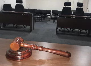 Este proceso penal inició tras una denuncia interpuesta en 2017 por la pérdida de cheques correspondientes a pagos de salarios de colaboradores del programa Techos de Esperanza.