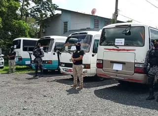 Los vehículos (5 coaster y 2 sedanes), fueron ubicados entre los distritos de La Chorrera y Arraiján.