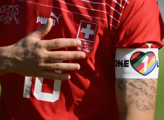 El brazalete de la polémica. /EFE