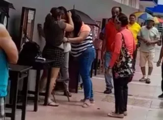 La situación ocurrió delante de muchas personas.