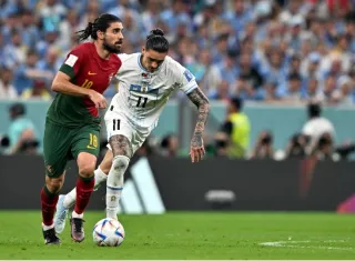 Rúben Neves (izq.), de Portugal, ante la defensa de Darwin Núñez, de Uruguay. Foto: AP