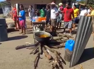 Pepararon una olla común, en la que se cocinó una sopa de pescado para todos los presentes.
