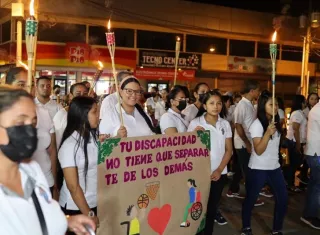 Herreranos conmemoran el Día Internacional de las Personas con Discapacidad, con un desfile con antorchas.