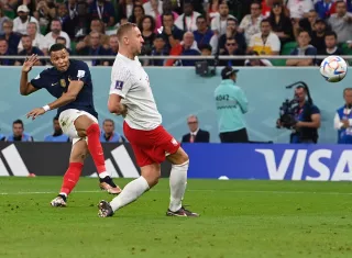 Mbappé dispara para anotar su primer gol. /EFE