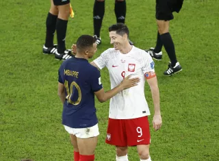 Mbappé y Lewandowski hoy, al final del partido de los octavos de final. /EFE