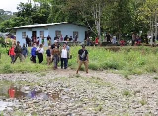 La nueva embajada de Estados Unidos en Panamá, Mari Carmen Aponte, visitó las zonas de la provincia fronteriza del Darién a donde llegan los migrantes irregulares tras atravesar la peligrosa selva homónima.