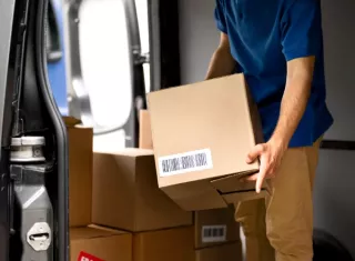 Algunos consideran un poco arcaico el servicio de mensajería en Panamá. Foto ilustrativa / Freepik. 