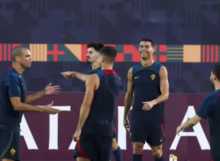 Cristiano Ronaldo (d) durante los entrenamientos. /Foto: EFE