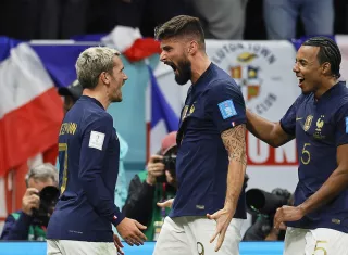 Olivier Giroud (C) celebra con Antoine Griezmann. /Foto: EFE