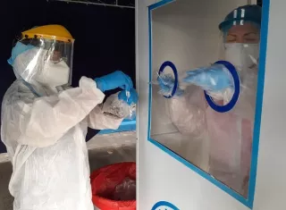 Toma de pruebas de hisopado en la policlínica de la CSS ubicada en Betania.