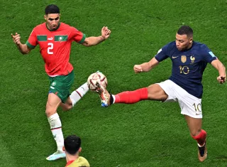 Kylian Mbappé es marcado por Hakimi. /EFE