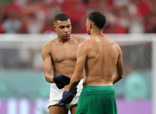 Kylian Mbappé intercambia camiseta con Hakimi/ EFE