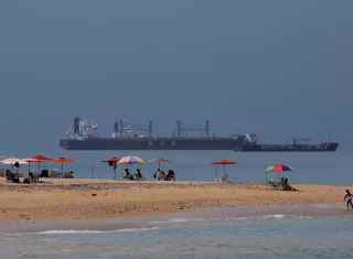 Turistas disfrutan de una playa en la isla de Taboga (Panama), en una fotografía de archivo. EFE