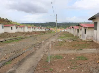 La construcción del residencial de 350 viviendas comenzó en agosto del 2013 y debió ser culminada en agosto del año 2015.