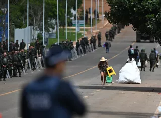 Seguidores del expresidente Jair Bolsonaro salen de las tiendas de campaña en un campamento, hoy, frente al Cuartel General del Ejército, en Brasília (Brasil). EFE / Archivo