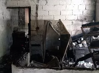 Los propietarios aseguran que el fuego fue originado por afectaciones al sistema eléctrico de la vivienda, causadas por las frecuentes fluctuaciones de energía. 