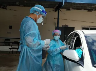 El horario actual de hisopado en la policlínica de Bugaba es de lunes a domingo desde las 7:00 a.m - 1:00 p.m. Se dispone de alrededor de 25 cupos por día.