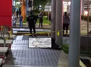 Vista general de la escena del crimen del agente de seguridad del KFC de Los Pueblos.