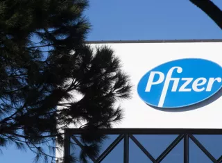 Vista del logo de la farmacéutica Pfizer, en una fotografía de archivo. EFE