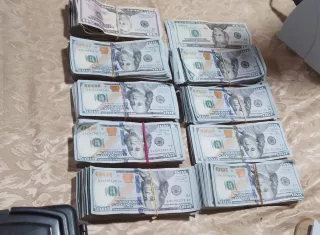 Serían unos 93 mil 800 dólares los que transportaba el hombre en una maleta. 