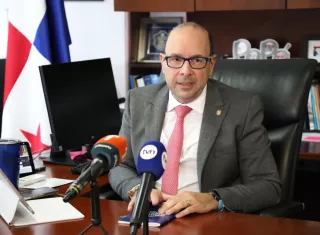 Diferencias entre el Defensor y la Gobernadora de Oeste por el tema de las playas.