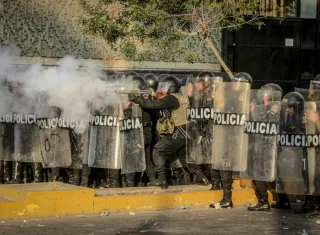 Miembros de la Policía se enfrentan a manifestantes durante las protestas, en Lima (Perú), en una fotografía de archivo. EFE