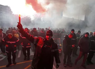 Un bombero enciende una bengala roja durante la huelga nacional liderada por los sindicatos franceses contra la reforma gubernamental del sistema de pensiones, en Toulouse. EFE Archivo