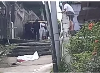 El cuerpo del hombre quedó tirado en el pavimento, donde se podía observar sangre