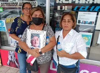 Los familiares de la víctima claman por justicia y piden que los asesinos paguen sus condenas.