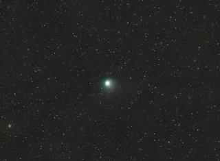  Imagen compuesta por 20 fotografías tomadas en la noche entre los días 30 y 31 de enero del cometa C/2023 E3 ZTF desde la localidad cántabra de La Hayuela. EFE