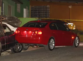 La víctima se encontraba dentro de un sedán de colo rojo de lujo y sin placa. Foto: Alexander Santamaría
