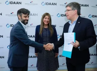 El director del Idaan entrega la orden de proceder a la empresa Sigma Billing.