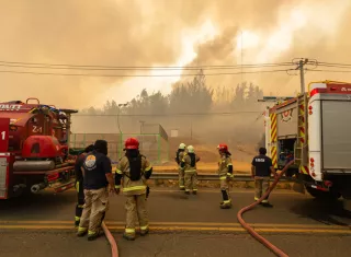 Bomberos trabajan en apagar un incendio en Puren, Región de la Araucania (Chile). EFE Archivo