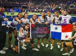 El equipo U-17 de las 507 LFFL Devils, de Panamá, luego de ganar su categoría.