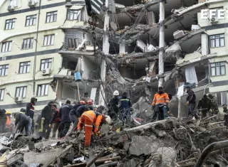 Socorristas fueron registrados este lunes, 6 de febrero, al buscar supervivientes en medio de los escombros de un edificio parcialmente derrumbado en Diyarbakir (Turquía). EFE
